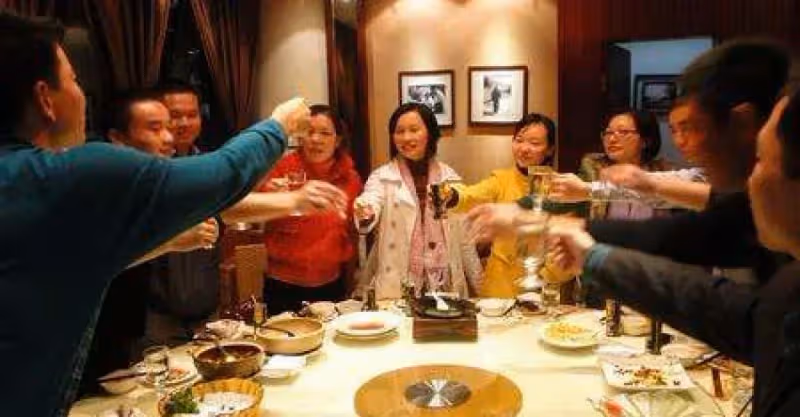 同學聚會「1頓飯吃了8萬塊」！請客的同學中途結賬走了　散場時服務員問「誰結賬？」同學們瞬間翻臉了
