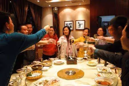 同學聚會「1頓飯吃了8萬塊」!請客的同學中途結賬走了 散場時服務員問「誰結賬?」同學們瞬間翻臉了