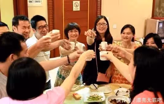 同學聚會「1頓飯吃了8萬塊」!請客的同學中途結賬走了 散場時服務員問「誰結賬?」同學們瞬間翻臉了