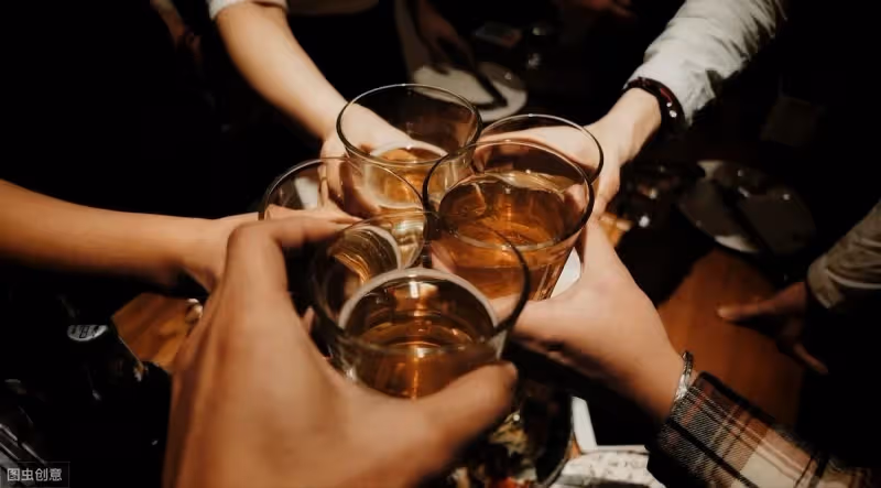 同學聚會「1頓飯吃了8萬塊」!請客的同學中途結賬走了 散場時服務員問「誰結賬?」同學們瞬間翻臉了