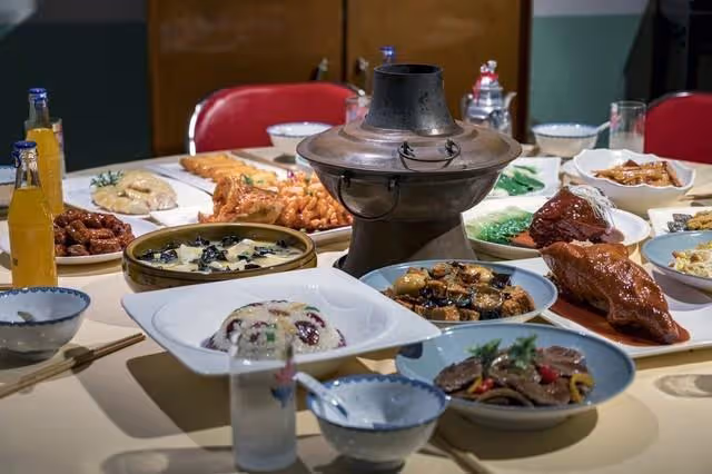 同學聚會「1頓飯吃了8萬塊」!請客的同學中途結賬走了 散場時服務員問「誰結賬?」同學們瞬間翻臉了