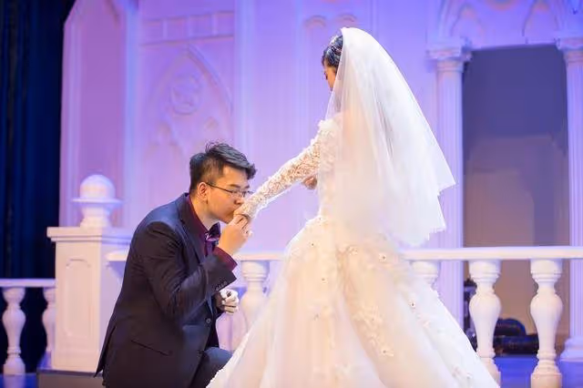 「我去廁所了」!婚禮上新娘消失10分鐘 新郎急壞查監控竟變「局外人」秒放生:是我配不上你