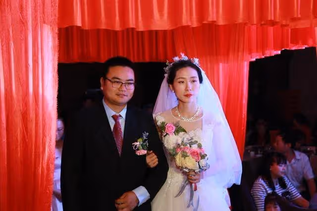 「我去廁所了」!婚禮上新娘消失10分鐘 新郎急壞查監控竟變「局外人」秒放生:是我配不上你