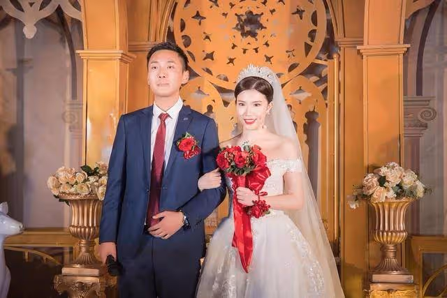 「我去廁所了」!婚禮上新娘消失10分鐘 新郎急壞查監控竟變「局外人」秒放生:是我配不上你