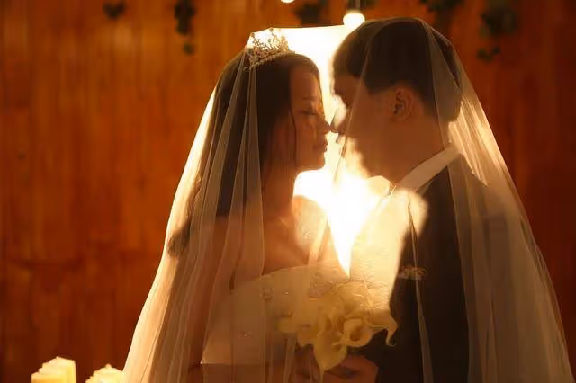 「我去廁所了」!婚禮上新娘消失10分鐘 新郎急壞查監控竟變「局外人」秒放生:是我配不上你