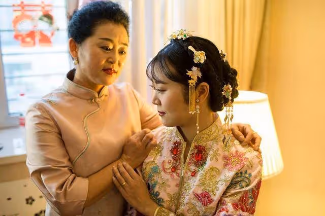 「我去廁所了」!婚禮上新娘消失10分鐘 新郎急壞查監控竟變「局外人」秒放生:是我配不上你