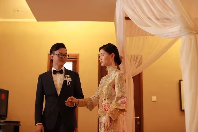 「我去廁所了」!婚禮上新娘消失10分鐘 新郎急壞查監控竟變「局外人」秒放生:是我配不上你