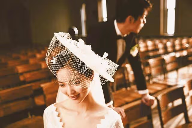 「我去廁所了」!婚禮上新娘消失10分鐘 新郎急壞查監控竟變「局外人」秒放生:是我配不上你