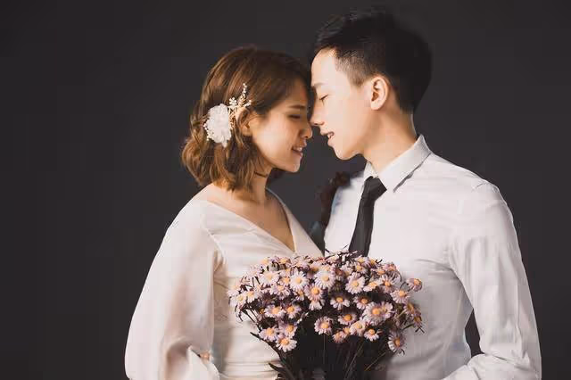 「我去廁所了」!婚禮上新娘消失10分鐘 新郎急壞查監控竟變「局外人」秒放生:是我配不上你