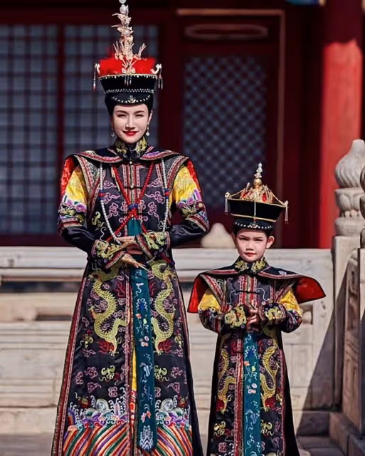 楊爍演員妻子帶女兒拍寫真!6歲愛女穿古裝酒窩搶鏡,越來越像爸