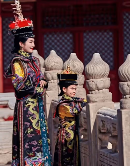 楊爍演員妻子帶女兒拍寫真!6歲愛女穿古裝酒窩搶鏡,越來越像爸