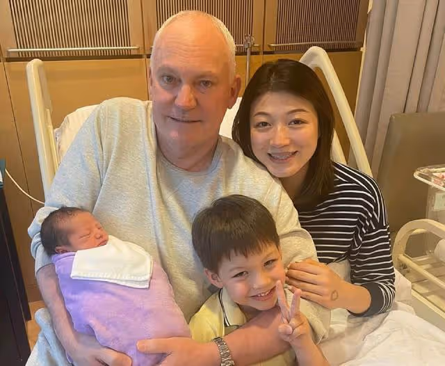 恭喜!前港姐宣布二胎剖腹產子,大24歲富商丈夫頭髮全白還禿頂