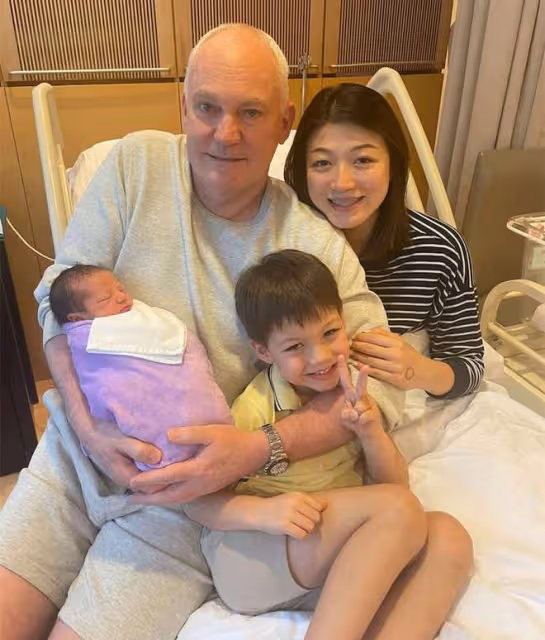 港姐亞軍宣布二胎得子！大24歲洋老公白髮蒼蒼，全家合影像三代人