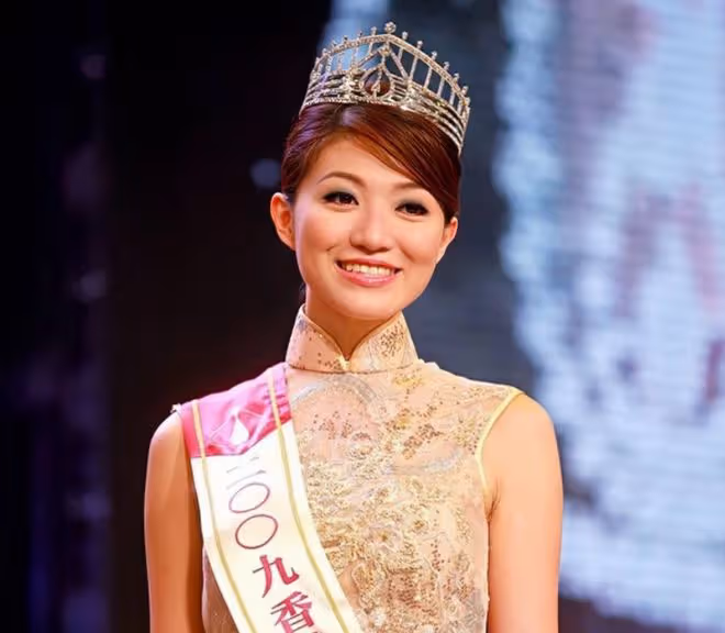 港姐亞軍宣布二胎得子！大24歲洋老公白髮蒼蒼，全家合影像三代人
