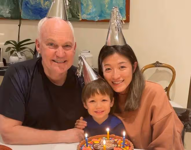 港姐亞軍宣布二胎得子!大24歲洋老公白髮蒼蒼,全家合影像三代人