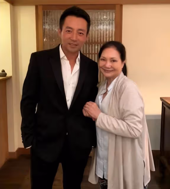 汪小菲給女兒慶生,兒子拿手機玩,感覺父子關係生疏了太多