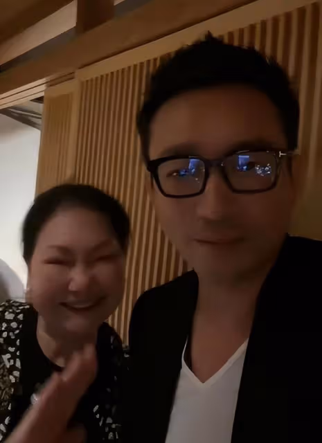 汪小菲給女兒慶生,兒子拿手機玩,感覺父子關係生疏了太多