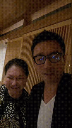 汪小菲給女兒慶生,兒子拿手機玩,感覺父子關係生疏了太多