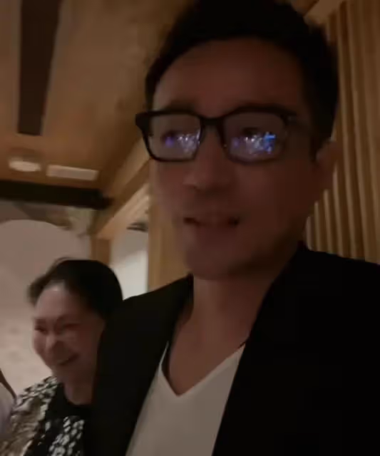 汪小菲給女兒慶生,兒子拿手機玩,感覺父子關係生疏了太多