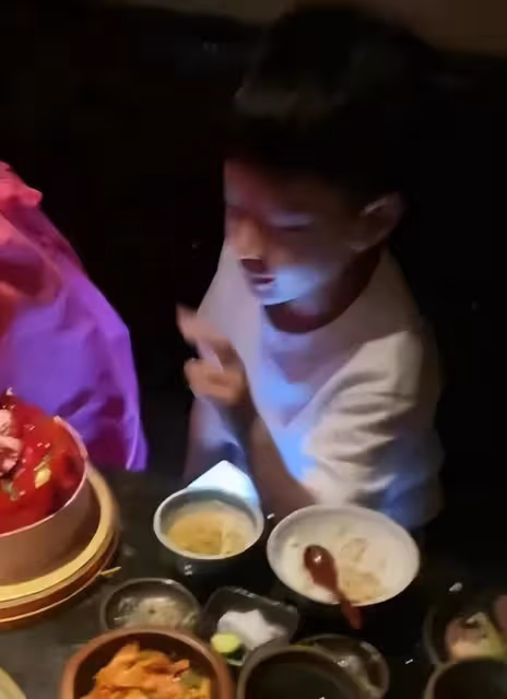 汪小菲給女兒慶生,兒子拿手機玩,感覺父子關係生疏了太多