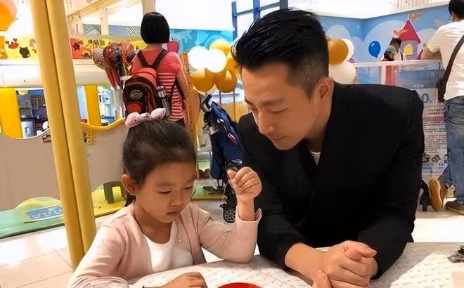 汪小菲給女兒慶生,兒子拿手機玩,感覺父子關係生疏了太多