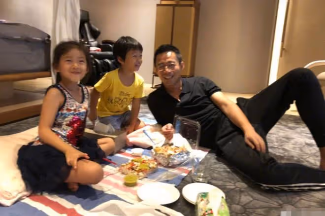 汪小菲赴台為玥兒慶生,和女兒互動對方沉迷玩手機,兒子也顯生疏