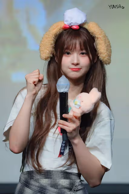 19歲女團愛豆,簽售會上被男粉絲質問哭,網友:愛豆壓力真的好大