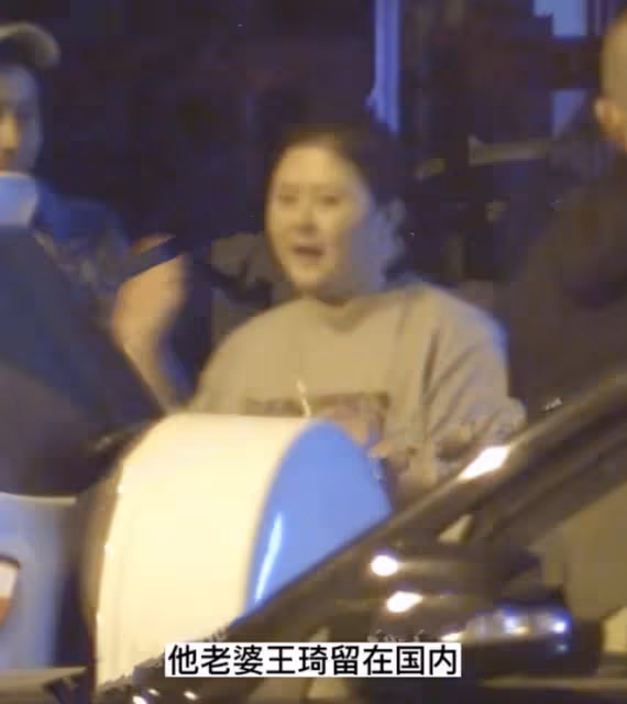 沈騰在日本康復治療，妻子深夜與男性朋友聚餐，身材壯實像女大佬