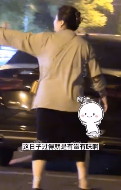 沈騰在日本康復治療，妻子深夜與男性朋友聚餐，身材壯實像女大佬