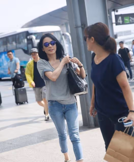 50歲俞飛鴻撞上52歲王菲,同穿灰T恤配緊身褲,隔空PK誰更勝一籌