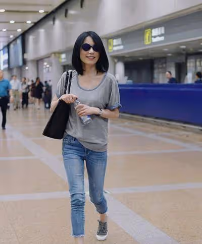 50歲俞飛鴻撞上52歲王菲,同穿灰T恤配緊身褲,隔空PK誰更勝一籌