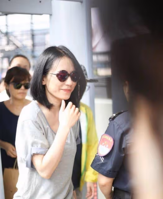 50歲俞飛鴻撞上52歲王菲,同穿灰T恤配緊身褲,隔空PK誰更勝一籌