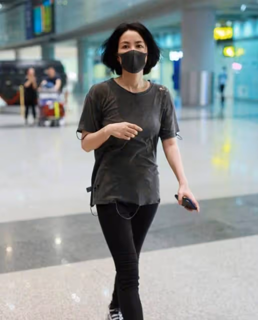 50歲俞飛鴻撞上52歲王菲,同穿灰T恤配緊身褲,隔空PK誰更勝一籌