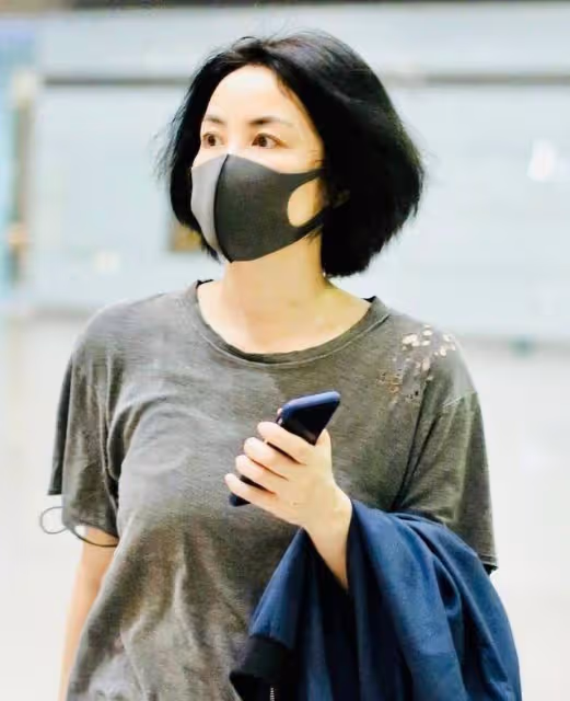 50歲俞飛鴻撞上52歲王菲,同穿灰T恤配緊身褲,隔空PK誰更勝一籌
