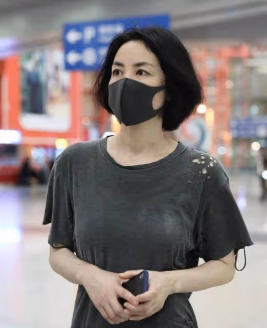 50歲俞飛鴻撞上52歲王菲,同穿灰T恤配緊身褲,隔空PK誰更勝一籌