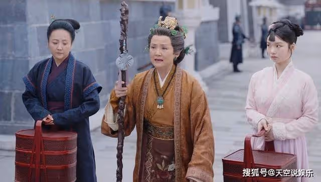 《長月燼明》葉冰裳黑化後，祖母為何轉性了？並非良心發現而是怕了