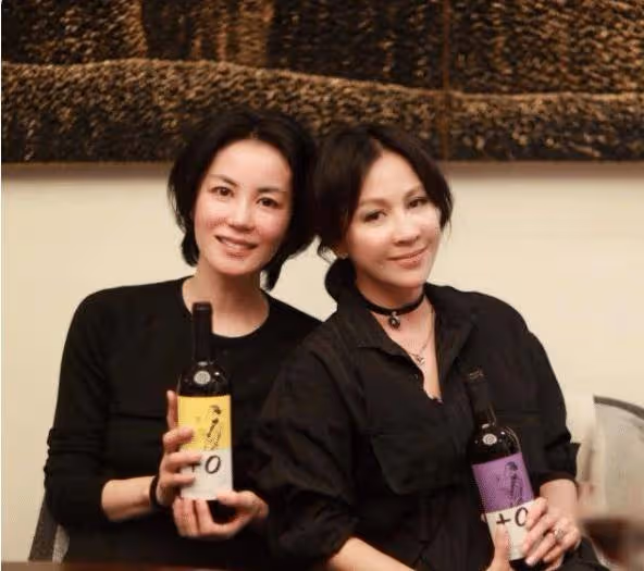 52歲王菲近照曝光？身材暴瘦顯蒼老，點8瓶紅酒霸氣十足