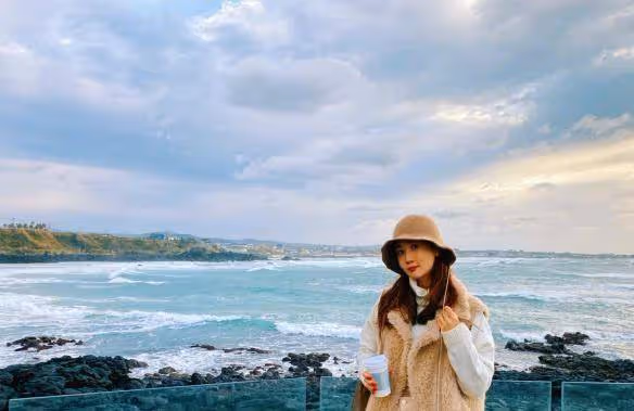 李多海分享生活美照,毛絨馬甲搭緊身牛仔褲,「仙鶴腿」實力搶鏡