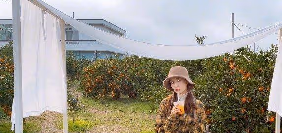 李多海分享生活美照,毛絨馬甲搭緊身牛仔褲,「仙鶴腿」實力搶鏡