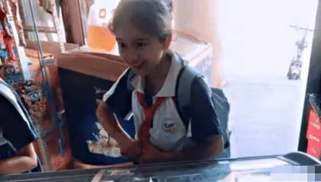 小學女生長得酷似迪麗熱巴,新疆小姑娘驚艷大眾:真正的天生麗質