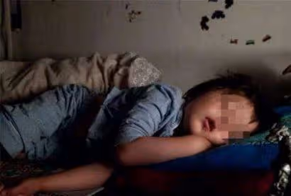 5歲女兒說半夜睡覺有人壓她,父親裝了監控,看到視頻跪倒在地