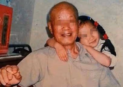 5歲女兒說半夜睡覺有人壓她,父親裝了監控,看到視頻跪倒在地