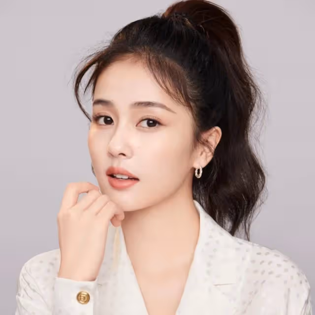 白鹿捂嘴式道歉惹爭議，粉絲替路人原諒：她都道歉了，還想怎麼樣
