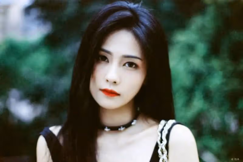 白鹿捂嘴式道歉惹爭議,粉絲替路人原諒:她都道歉了,還想怎麼樣