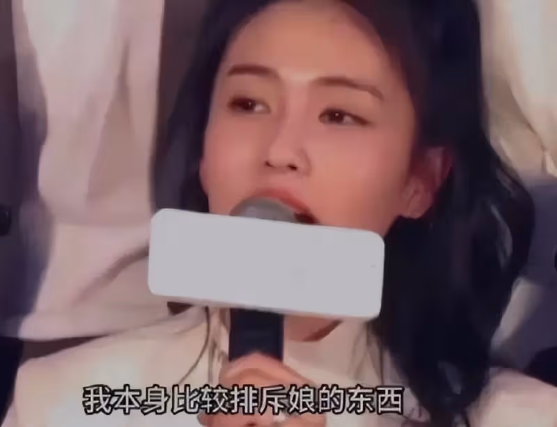 白鹿捂嘴式道歉惹爭議,粉絲替路人原諒:她都道歉了,還想怎麼樣