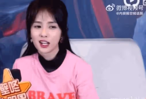 白鹿捂嘴式道歉惹爭議,粉絲替路人原諒:她都道歉了,還想怎麼樣