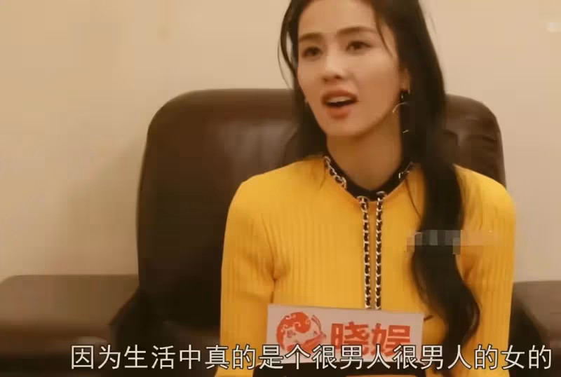 白鹿捂嘴式道歉惹爭議,粉絲替路人原諒:她都道歉了,還想怎麼樣