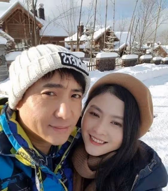 沈騰停工日本治病,老婆深夜與男友人開心聚會,肚大如蘿被疑有孕