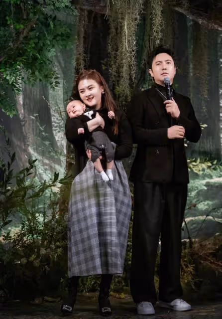 沈騰停工日本治病,老婆深夜與男友人開心聚會,肚大如蘿被疑有孕