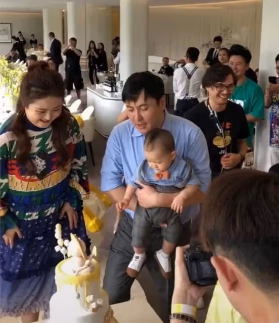 沈騰停工日本治病,老婆深夜與男友人開心聚會,肚大如蘿被疑有孕